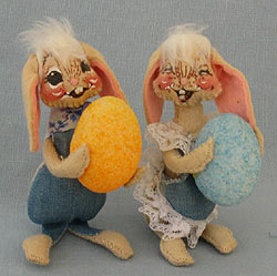 Annalee 5" Floppy Ear Boy & Girl Bunny with Eggs - Excellent - 0510-0505-83oxa