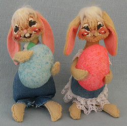 Annalee 5" Floppy Ear Boy & Girl Bunny with Eggs - Mint - 0510-0505-84ox