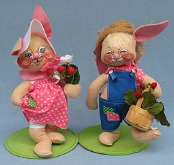 Annalee 10" Country Boy Bunny with Basket & Girl with Strawberries - Near Mint / Excellent - 0652-0650-89a