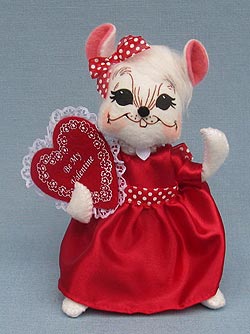 Annalee 6" Valentine Girl Mouse Holding Heart 2014 - Mint - 100914