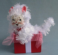 Annalee 8" Gift Box Kitty Cat 2013 - Mint - 101013