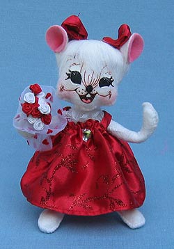 Annalee 6" Sweetheart Girl Mouse Holding Roses - Mint - 101609 Annalee 6" Sweetheart Girl Mouse Holding Roses - Mint - 101609