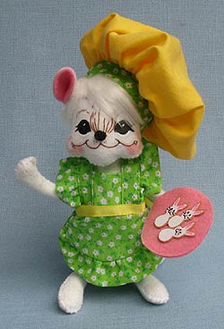 Annalee 6" Easter Chef Girl Mouse with Bunny Tray 2013 - Mint - 201113