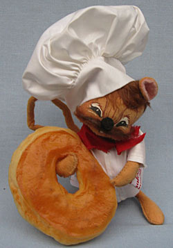 Annalee 7" Baker Chef Mouse Holding Croissant - Excellent - 201391a