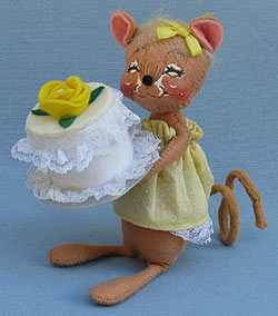 Annalee 7" Birthday Girl Mouse in Yellow - Near Mint - 202693xxa Annalee 7" Birthday Girl Mouse in Yellow - Near Mint - 202693xxa
