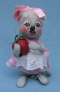 Annalee 7" Mouse with Strawberry - Near Mint - 211582