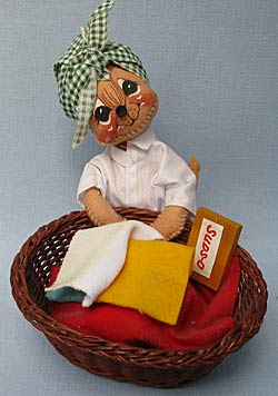 Annalee 7" Laundry Day Housewife Mouse with Basket - Excellent- 213596ox