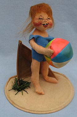Annalee 7" Sandy at the Beach with Boat and Ball Vignette - Excellent - 234198oxa