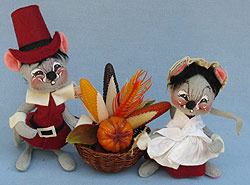 Annalee 7" Cranberry Pilgrim Mice with Basket - Very Good - 305081a