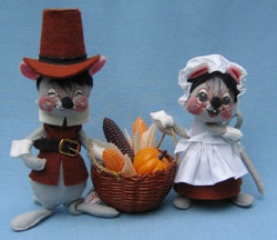 Annalee 7" Brown Pilgrim Mice with Basket - Mint / Near Mint - 305084