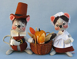 Annalee 7" Brown Pilgrim Mice with Basket - Mint / Near Mint - 305084xo