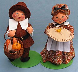 Annalee 12" Pilgrim Boy with Basket & Girl with Pie - Leaf Print - Excellent - 3083-308495