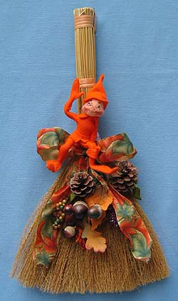 Annalee 18" Broom with 5" Autumn Elf - Mint - 332001