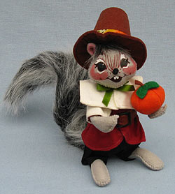 Annalee 6" Pilgrim Boy Squirrel with Pumpkin 2016 - Mint - 350216