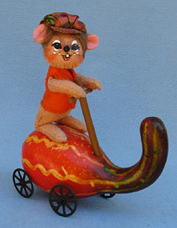 Annalee 3" Squash Scooter Mouse - Near Mint - 350410a