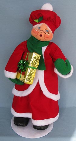 Annalee 28" Classic Mrs Santa Holding Gift 2013 - Mint - 401613