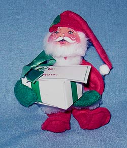Annalee 5" Santa with Gift Box - Near Mint - 452082