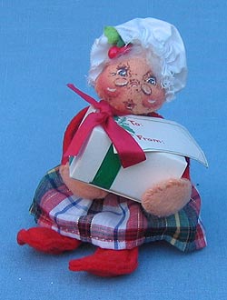 Annalee 5" Mrs Santa with Gift Box - Near Mint / Excellent - 452583