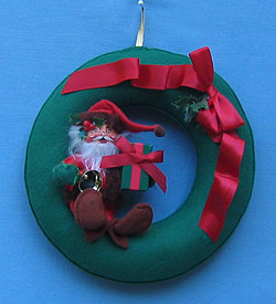Annalee 5" Old World Santa with 9" Wreath - Mint - 455094
