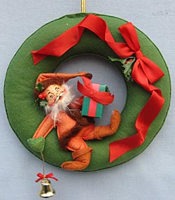 Annalee 5" Old World Santa with 9" Wreath - Poor - 455094a