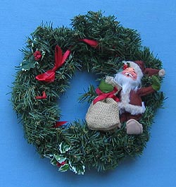 Annalee 5" Old World Santa with 12" Wreath - Mint - 455096x