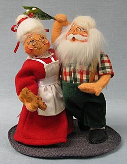 Annalee 6" Mistletoe Santa Couple - Near Mint - 470003