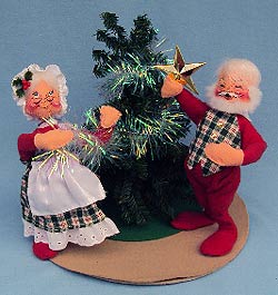 Annalee 7" Mr & Mrs Santa Decorating Tree Vignette - Mint - 523995xo Annalee 7" Mr & Mrs Santa Decorating Tree Vignette - Mint - 523995xo