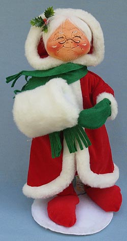 Annalee 18" Mrs Velour Santa with Muff - Mint / Near Mint - 562085x Annalee 18" Mrs Velour Santa with Muff - Mint / Near Mint - 562085x
