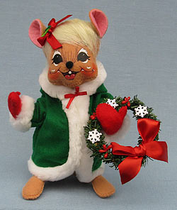 Annalee 8" Rustic Yuletide Girl Mouse with Wreath 2016 - Mint - 601416