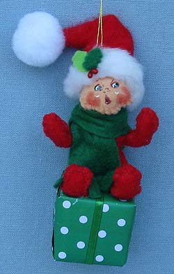 Annalee 3" Christmas Kid on Gift Ornament 2017 - Mint - 701117