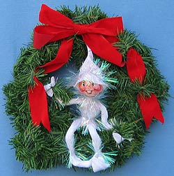 Annalee 10" Winter Elf with 11" Wreath - Mint - 736693