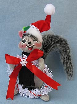 Annalee 6" Snowflake Squirrel Holding Wreath 2017 - Mint - 750517