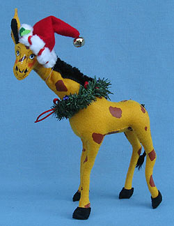 Annalee 12" Christmas Giraffe with Wreath - Mint - 948209 Annalee 12" Christmas Giraffe with Wreath - Mint - 948209
