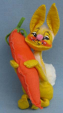 Annalee 7" Yellow Bunny with Carrot - Near Mint - B79-70ox