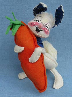 Annalee 7" Boy Bunny with Carrot - Excellent - B79-71xo