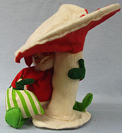 Annalee 7" Santa with Mushroom - Mint / Near Mint - C252-70