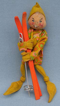 Annalee 10" Yellow Elf holding Skis & Poles - Near Mint / Excellent - E2-64y