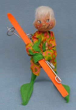 Annalee 10" Lime Green Elf holding Skis & Poles - Mint - E2-68lgox