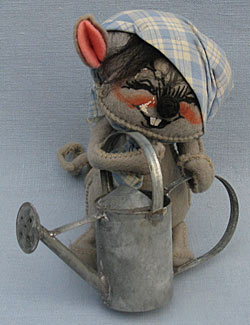Annalee 7" Country Cousin Girl Mouse with Watering Can - Near Mint - M4-65xo