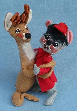 Annalee 7" Hunter Mouse with Deer - Mint - M410-73