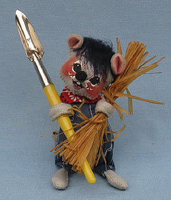 Annalee 7" Gardener Mouse with Shovel - Excellent - M417-79